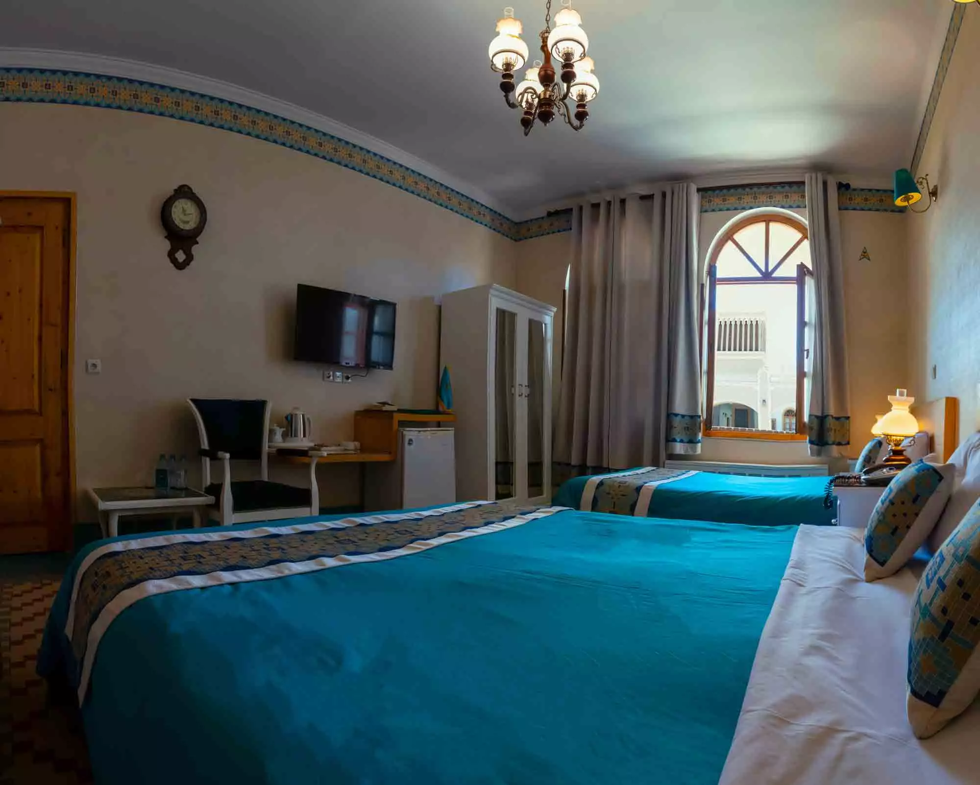 Alibaba https://cdn.alibaba.ir/ostorage/hotel-accommodation-images/686d2a61a1e6f83605b73c89_سه تخته خانواده رو به حياط.webp